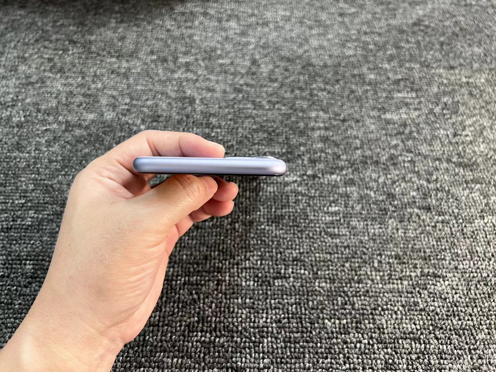iphone 11 国行 128G 紫色 86%电 屏有几条极细划痕